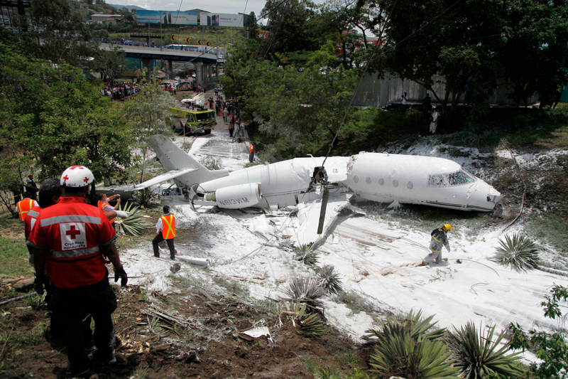 Illustration for article titled Este avión que volaba de Austin a Honduras se estrelló y se rompió por la mitad, pero todo el mundo ha sobrevivido